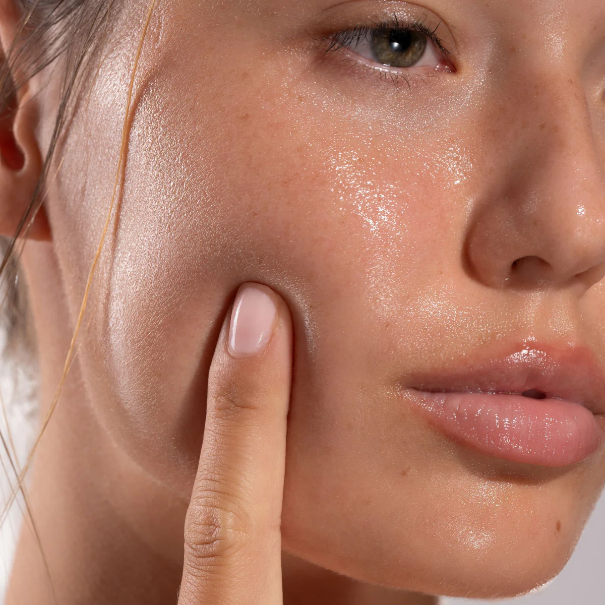 Bielenda Glaze & Glow Moisturizing Brightening Ceramic Serum Glazed Skin Effect - Image 2